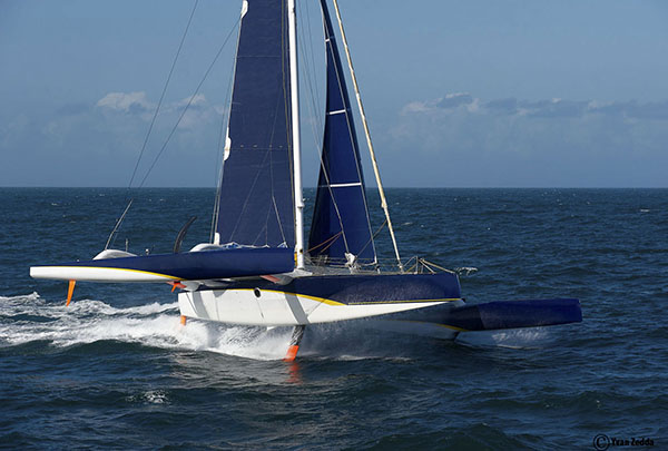 Maxi-trimaran de course Ultim'Emotion de 80 pieds