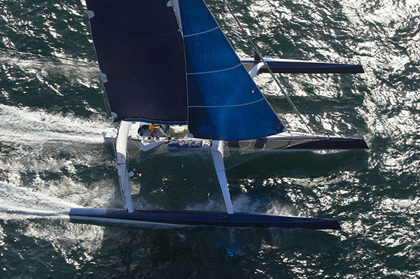 Maxi-trimaran de course Ultim'Emotion de 80 pieds