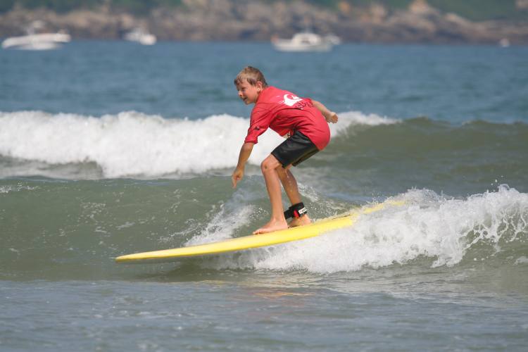 Initiation surf à Hendaye avec l'école de surf Hendaia