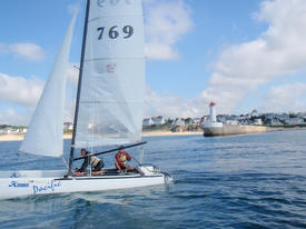 Naviguez en catamaran au Cap Sizun près d'Audierne et la pointe du Raz