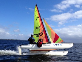 Apprentissage de la voile sur le lac d'Hourtin en Gironde