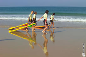 Surfer à Mimizan-Plage