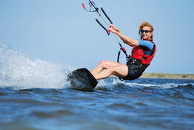 Passez à la vitesse supérieure en kitesurf - devenez autonome.