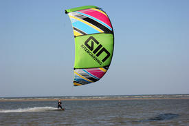 Session kitesurf sur la côte normande