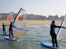 Cours de planche à voile pour un cadeau sportif et original