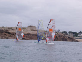 Stage planche à voile à Trebeurden sur la côte de granit rose