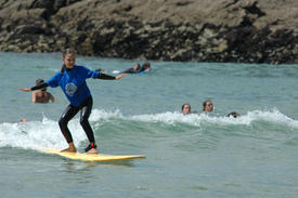 Offrez un cours de surf sur les meilleurs spots de France